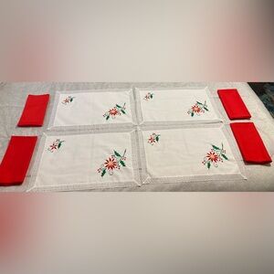 Vintage Christmas Poinsettia Placemats And Napkins Set Of 4 (some stains)